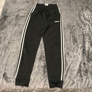 Youth M (0-12) 26” inseam great condition- small hole on knee priced accordingly